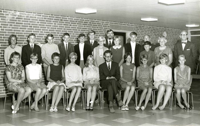 B6163
Stoholm Skole 1968, 9. klasse.
-
Bagerste række f/v.:
1. lærer Edith Toft, 2. Ejnar Overgaard Kristensen, 3. Harald Pedersen, 4. Poul Erik Bærtelsen, 5. Steen Bække Olesen, 6. Jørgen Kristensen, 7. Ingelise Vroue, 8. lærer Aage Søe-Knudsen, 9. Bente Mørk Jakobsen, 10. Jørgen Olsen, 11. lærer Eigil Stenstrop, 12. Henning Jeppesen, 13. lærer Anna Marie Johansen, 14. skoleinspektør. Kristen Lebech.

Forreste række f/v.:
1. Erna M. Vestergaard, 2. Mona Nielsen, 3. Bente Egeberg Nielsen, 4. Aase M. Jakobsen, 5. Jytte Jensen, 6. lærer Erik Hjorth, 7. Kirsten Bjerregaard Christiansen, 8. Jytte Pedersen, 9. Grethe Lis Konradsen, 10. Mona Kristiansen.