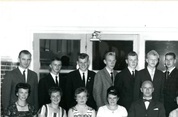 Stoholm Skole 1961, Præliminæreksamen.
-
Bagerste række f/v.:
1. lærer Frede Skibsted, 2. Leif Støj, 3. John Jensen, 4. Peter Juul Pedersen, 5. Poul Erik Boutrup, 6. Poul Fisker Hansen, 7. Hans Villadsen, 8. Hans Bøvling, 9. Peder Christian Trærup, 10. Erling Sigaard, 11. Frede Jakobsen, 12. lærer Konnerup.

Forreste række f/v.:
1. lærer Hanne Skibsted, 2. Henny Mosegaard, 3. Helene Pedersen, 4. Henny Christensen, 5. skoleinsp. Kristen Lebech, 6. Else Schrøder, 7. Britta Sigaard, 8. Sonja Ebbesen, 9. lærer J. K. Lind Jensen, lærer Niels Olsen.