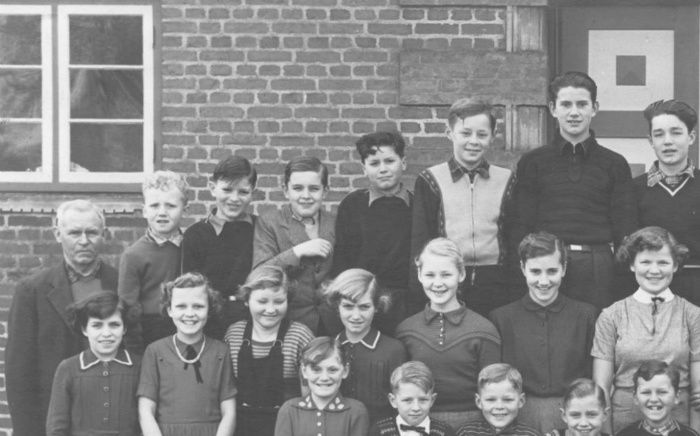 Feldingbjerg Skole, elever ca.1956.

Johannes Alsbjerg er kommet med billedet.
-
Bagerste række f/v.:
1. lærer Jensen, 2. Hans Rasmussen, 3. Kristian Olesen, 4. Svend Aage Pedersen, 5. Ole Olesen ?, 6. Erik Drengsgaard, 7. Børge Bach, 8. Holger Pedersen, 9. Ejner Nigaard, 10. Ole Jensen, 11. Harry Jensen, 12. Anton Christensen,, 13. Arne Sørensen.

2. bagerste række f/v.:
1. Edith Laustsen, 2. Elna Kristensen, 3. Hanne Nigaard, 4. Clara Laustsen, 5. Ingelise Drengsgaard, 6. Vera Jensen, 7. Gerda Jensen, 8. Marie Christensen, 9. Else Olesen, 10. Thora Christensen, 11. Jane Pedersen, 12. Birgit Pedersen, 13. fru Emma Jensen.

2. forreste række f/v.:
1. Else Kristensen, 2. Knud Erik Søndergaard, 3. Svend Drengsgaard, 4. Johannes Alsbjerg, 5. Henry Niegaard Nielsen, 6. Bruno Olelsen, 7. Erik Mikkelsen, 8. Kresten Gammelgaard, 9. Leif Eskerod, 10. Karen Fihl, 11. Inga Høgh, 12. Birgit Kristiansen.

Forreste række f/v.:
1. Karen Kristensen, 2. Karen Andersen, 3. Åse Laustsen, 4. Else Stilling, 5. Inga Gludsted, 6. Conny Jensen, 7. Birgit Jensen, 8. Gudrun Danielsen, 9. Krista Andersen, 10. Gerda Hvid Olesen. – sammen med Johannes Alsbjerg og Anton Christensen #