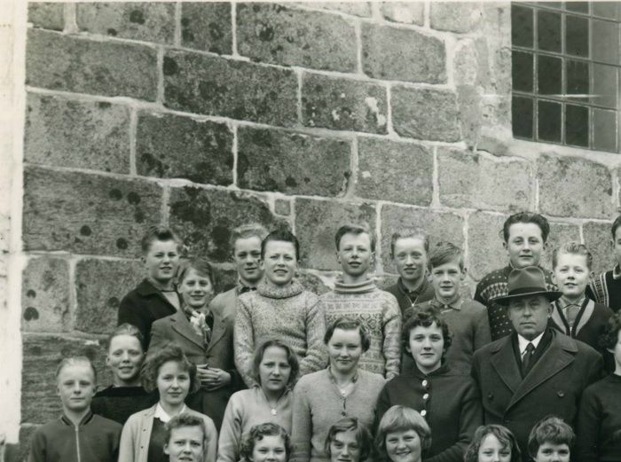 Konfirmation Kobberup forår 1960.
-
Bagerste række f/v.:
1. Knud Erik Nielsen, 2. Hans Hauge Jensen, 3. Hans Jørgen Madsen, 4. Jens Kristian Bak, 5. Håkon Skov, 6. Erling Klausen, 7. Bjarne Madsen, 8. Knud Erik Pedersen, 9. Svend Erik Toft Christensen, 10. Bent Søgaard, 11. Niels Peder Vistisen, 12. Henry Emil Jensen, 12. Knud Erik Nielsen, 13. Ole Hvid Olesen. 14. Karl Eskild Askanius.

Midterste række f/v.:
1. Tage Jensen, 2. Mads Worm, 3. Birgit Jensen, 4. Tove Pedersen, 5. Hanne Nigaard Nielsen, 6. Inger Ellen Jespersen, 7. provst Chr. Boserup, 8. Margrethe Odgaard, 9. Birthe Nielsen, 10. Ingerlise Madsen, 11. Aase Jensen, 12. Svend Aage Pedersen, 13. Bjarne Skov.

Forreste række f/v.:
1. Elna Kristensen, 2. Else Stilling, 3. Else Kristensen, 4. Marie Kristensen, 5. Jonna Pedersen, 6. Tove Pedersen, 7. Inge Marie Nielsen, 8. Jonna Hagedorn, 9. Kirsten Marie Nielsen, 10. Lizzie Østergård Jensen.