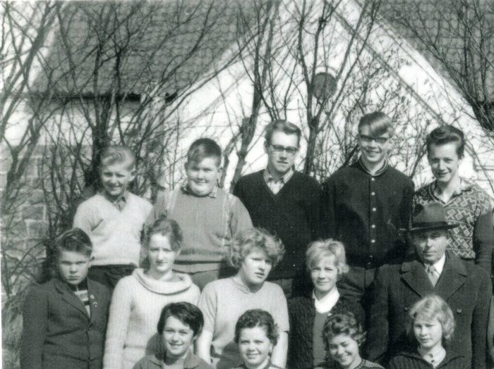 Konfirmation Kobberup 1961, forår.
-
Bagerste række f/v.:
1. Svend Pallesen, Stoholm, 2. Aage Kjærgaard, Stoholm, 3. Harald Jensen, Tastum, 4. Jesper Gaun, 5. Hans Boutrup, Kobberup, 6. Gert Bang Østergaard, Stoholm, 7. Kaj Ove Jakobsen, Stoholm, 8. Kristian Hvid, 9. Børge Kristiansen, Stoholm, 10. Hans Rasmussen, Feldingbjerg.

Midterste række f/v.:
1. Harry Jensen, Feldingbjerg, 2. Annelise Peterson, Søby, 3. Bodil Pedersen, Stoholm, 4. Bodil Møller, Stoholm, 5. provst Chr. Boserup, 6. Ellinor Hansen, Stoholm, 7. Bente Rauff, 8. Grethe Heitmann, Feldingbjerg, 9. Gerda Hansen, Søby, 10. Bent Jakobsen.

Forreste række f/v.:
1. Anne Marie Svendsen, 2. Karen Fihl, 3. Aase Laustsen, 4. Ninna Mikka Kristiansen, 5. Inga Høeg, 6. Else Marie Pedersen, Tastum, 7. Ingrid Toft, Nr. Søby, 8. Birgit Kristiansen.