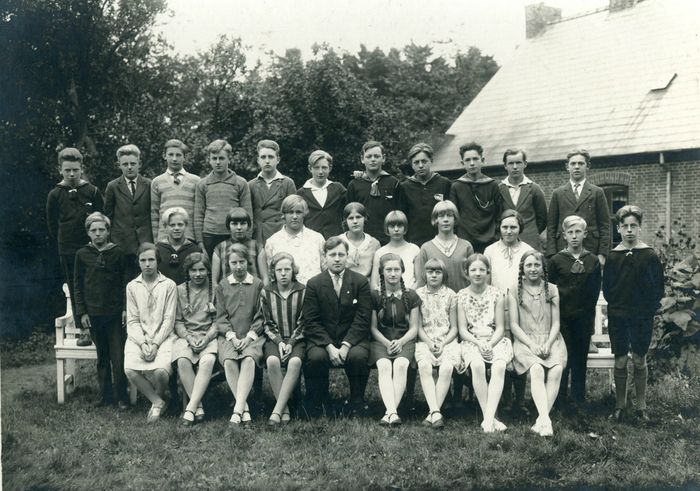 Konfirmation Kobberup måske omkring 1929.

Der skulle være en af piger der hedder Astrid, ellers ikke andre oplysninger.

Bagerste række f/v.: 
1. ukendt, 2. ukendt, 3. Christian Waisbæk 4. ukendt, 5. ukendt, 6. ukendt, 7. ukendt, 8. ukendt, 9. ukendt, 10. ukendt, 11. ukendt.

Midterste række f/v.:
1. ukendt, 2. ukendt, 3. ukendt, 4. ukendt, 5. ukendt, 6. ukendt, 7. ukendt, 8. ukendt, 9. ukendt, 10. ukendt.

Forreste række f/v.:
1. ukendt, 2. ukendt, 3. ukendt, 4. ukendt, 5. pastor Richard Langer, 6. ukendt, 7. ukendt, 8. Elan Refsgaard 9. ukendt. – sammen med Hans Kaarsgaren.