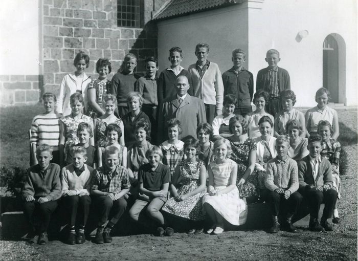 Konfirmation Kobberup 1961, 26. november.
-
Bagerste række f/v.:
1. Henny Jespersen, 2. Inga Christiansen, 3. Børge Schrøder, 4. Egon Toft, Nr. Søby, 5. Ole Søvsø, 6. Peder Pedersen, Nr. Søby, 7. Erik Klinge Nielsen, 8. Arne Sørensen.
2. bagerste række f/v.:
1. Birgit Bertelsen, Nr. Søby, 2. Ingelise Pedersen, Nr. Søby, 3. Inger Støy, 4. Solveig Tøttrup Jensen, 5. Chr. Boserup, 6. Elly Hald Gregersen, 7. Margit Andersen, 8. Eva Jakobsen, 9. Sonja Møller, Nr. Søby.
2. forreste række f/v.:
1. Lisbeth Trærup, 2. Birthe Frantsen, Nr. Søby, 3. Meta Hede Jensen, 4. Karen Kristensen, 5. Maja Finderup, 6. Karen Bay Nielsen, 7. Eva Jakobsen, Nr. Søby, 8. Inge Marie Bisgaard, 9. Karen Kristensen.
Forreste række f/v.:
1. Jens Mortensen, Nr. Søby, 2. Måske Knud Erik Søndergaard, Feldingbjerg 3. Erik Mikkelsen, 4. Tove Nielsen, Nr. Søby, 5. Karen ?, 6. Inger Vang, 7. Knud Erik Madsen, Nr. Søby, 8. Henry Niegaard Nielsen.