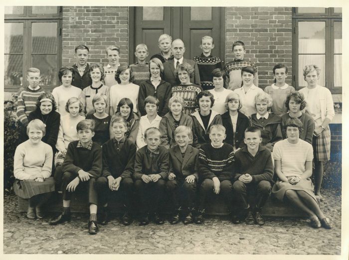 Konfirmation Kobberup 1964-11-22.

Bagerste række f/v.:
1. Svend Andersen, Stoholm, 2. ukendt, 3. Jens Chr. ?, 4. Ejgild ?, 5. provst C. Boserup, 6. Leif Juel Pedersen, Stoholm, 7. ukendt fra Nr. Søby.

2. bagerste række f/v.:
1. Ole Olsen, 2. ukendt, 3. Johanne Fruergaard, Nr. Søby, 4. Anne Marie ?, 5. Karin Larsen, 6. Else Bay Kristensen, 7. ukendt, 8. ukendt, 9. ukendt, 10. ukendt.

2. forreste række f/v.:
1. ukendt, 2. ukendt, 3. Ellen Pedersen, Nr. Søby, 4. Gudrun Poulsen, 5. ukendt, 6. Bodil Heitmann, 7. Anni Svendsen, 8. Dorthe Madsen, 9. Else Marie Olsen, 10. Eva Sørensen.

Forreste række f/v.:
1. Ida Jacobsen, Nr. Søby, 2. Poul Erik Esbensen, 3. Poul Erik Back, 4. ukendt, 5. ukendt, 6. ukendt, 7. Frands Frantsen, 8. ukendt.
